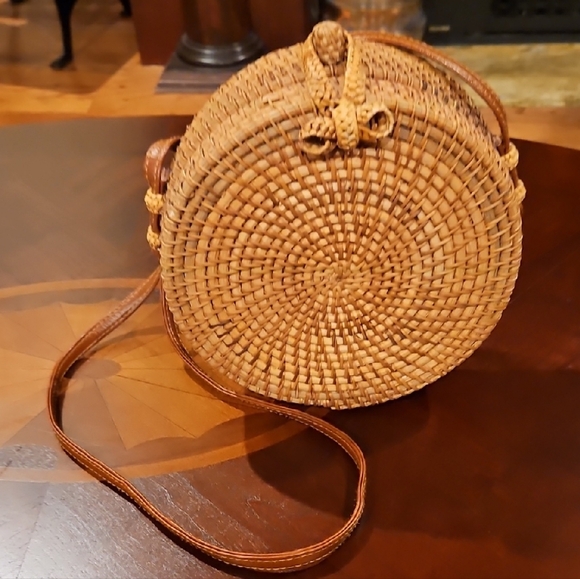 Handbags - Chic Woven Round Crossbody Bag in Brown